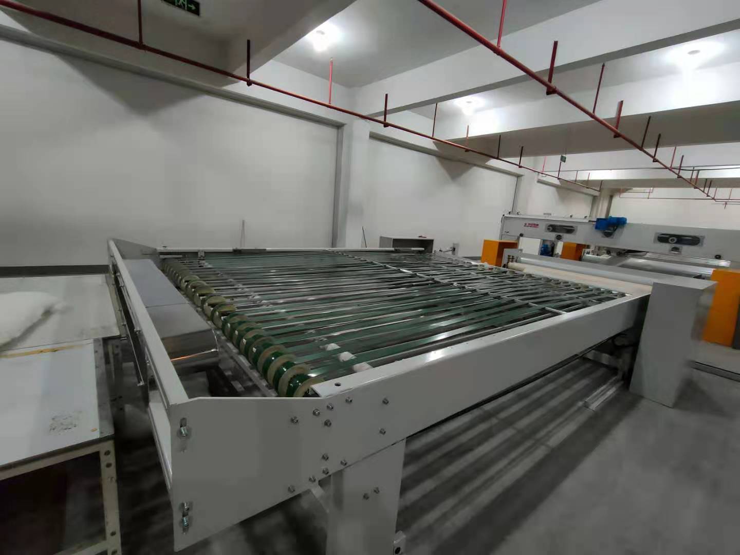 被褥生產(chǎn)線-帶裝套機